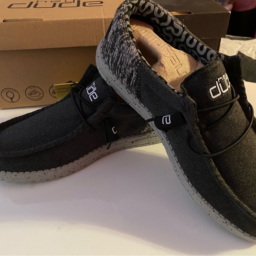 NWT HEY DUDES MENS SIZE 6